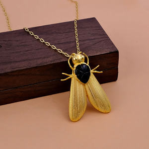 สร้อยคอจี้รูปแมลง ทองเหลืองประดับคาร์เนเลียนและออนิกซ์สีเขียว แกะสลักจากอัญมณี ดีไซน์ทันสมัย ชุบทอง 18K งานแฮนด์เมด ขายส่ง - Product Image 4
