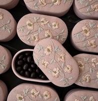 Cadeau d'anniversaire de luxe moderne en coton, personnalisable, multifonctionnel, pour desserts, baklavas, dattes, barres chocolatées, broderie rose