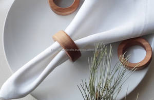 Los servilleteros de madera natural pulida mejoran su mesa con un encanto rústico y una textura orgánica cálida, reutilizable y elegante. - Product Image 6