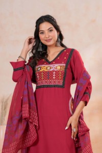 ชุดกางเกงคุร์ตะปักลายสีน้ำตาลแดงสำหรับผู้หญิงพร้อมผ้าคลุมไหล่ |   ชุดผ้าฝ้ายสไตล์ชาติพันธุ์สำหรับสุภาพสตรี |   ชุดสำหรับงานเทศกาลและชุดลำลอง - Product Image 4