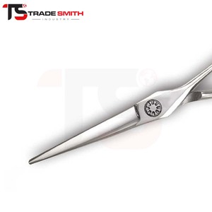 Tijeras para barba y bigote TSI Premium, herramienta ergonómica de acero inoxidable para dar forma con precisión al vello facial y cuidado profesional - Product Image 2