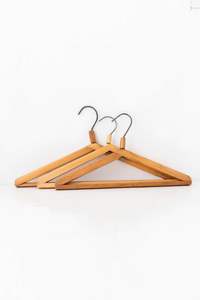 Percha de madera maciza para organizar la ropa con cuerpo resistente y diseño de suspensión equilibrado - Product Image 4