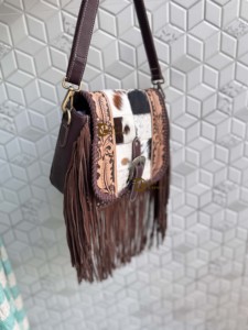 Bolso Bandolera de Cuero Auténtico Hecho a Mano con Flecos y Grabado Artesanal de Diseño Único, Estilo Bohemio Gitano, con Pelo de Vaca, Estilo Western - Product Image 2