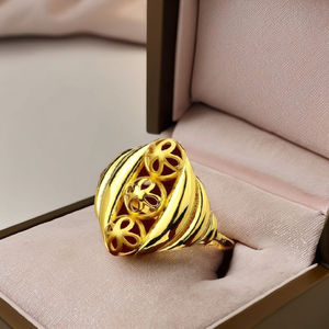 Anillo de cinta texturizada dorada con malla de filigrana de alto brillo, joyería llamativa para mujer, banda de cóctel de lujo y diseño audaz para moda - Product Image 1