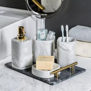 La elegante colección de accesorios de baño de mármol transmite un gusto refinado. El acabado elegante crea una impresión limpia y lujosa. - Product Image 3