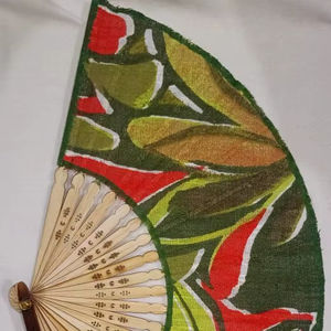 Abanicos de Bambú Grabados Personalizados para Bodas y Recuerdos, Abanicos Plegables Tradicionales de Bambú, Artesanía en Madera para Venta en Tiendas de Regalos - Product Image 1