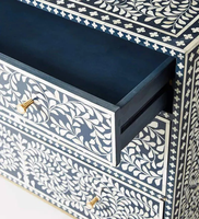 Armoire de rangement pour salon en bois durable et écologique, fabriquée artisanallement avec incrustations en os, design mosaïque géométrique et 5+ tiroirs