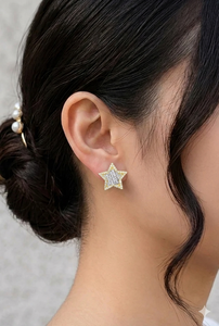 Boucles d'oreilles clous minimalistes élégantes en or massif 10K pour femme, avec accents de diamants de laboratoire en forme d'étoile, personnalisables, pour mariages, fêtes, cadeaux - Product Image 2