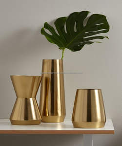 Vase à fleurs en métal minimaliste moderne, idéal pour la décoration intérieure contemporaine et les accents de style sophistiqués pour la maison - Product Image 3