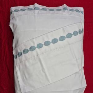 Taille personnalisée moderne et luxueuse taie d'oreiller en coton brodé à la main et lavable - Product Image 1