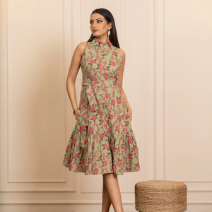 Robe mi-longue en coton à imprimé floral pour femmes |   Robe sans manches à col montant, coupe ajustée et évasée |   Vêtements élégants et décontractés pour femmes pour les vacances d'été - Product Image 5