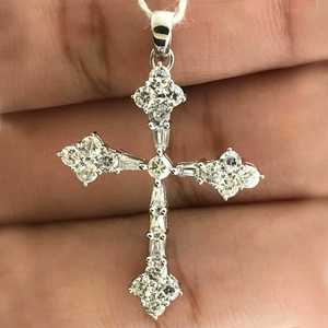 Colgante de Cruz de Diamantes para Mujer, Corte Redondo y Baguette, Claridad VVS, Moissanita, Colgante Cristiano, Plata S925, Colgante Religioso - Product Image 3