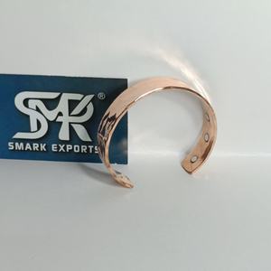 Brazalete de Cobre Magnético Ancho Tradicional Hecho a Mano con Acabado Liso, Joyería Curativa Ligera y Ajustable - Product Image 3