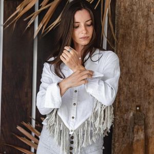 Camisa Blanca Estilo Boho, Blusa de Lino con Botones y Flecos, Chaqueta Estilo Vaquero Gitano, Top Corto Bohemio, Top Gitano, Precio de Fábrica - Product Image 1