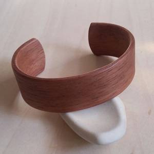 Brazalete de Madera Tallada Marrón Natural, Estilo Vintage Moderno, Ecológico, para Bodas y Negocios - Product Image 4