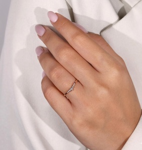 Anillo de Boda Minimalista de Oro Rosa de 14K con Tiara Curva de Diamantes, Anillo Apilable con Corona Chevron y Diamantes Redondos Cultivados en Laboratorio - Product Image 2