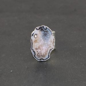 Bague intemporelle en laiton électroplaqué argent avec pierre précieuse unique géode grise naturelle, bijoux en gros pour femmes et jeunes filles - Product Image 1