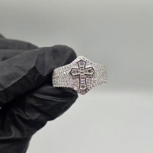 Anillo de compromiso y boda de plata de ley 925 con baño de rodio y engaste pavé de circonitas talla baguette. Moissanita de Lujo Estilo Hip Hop - Product Image 6