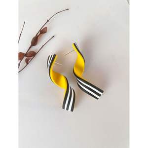 Boucles d'oreilles en résine de créateur faites à la main avec finition de luxe, artisanat artistique, style de mode moderne, fournitures de perlage durables - Product Image 1