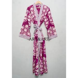 Kimono de algodón con estampado floral tradicional para mujer, diseñado como ropa de dormir relajada y elegante bata de descanso para dormir. - Product Image 1