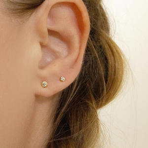 Fournisseur en gros de piercings en or massif 14K avec diamant de laboratoire serti clos de 2mm et 3mm, labret à filetage interne, hélix, tragus, direct usine - Product Image 2