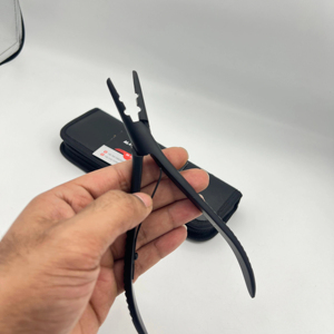 Pince à deux trous de couleur noir mat pour les artistes en extensions capillaires, en acier inoxydable de qualité chirurgicale, avec logo personnalisé et kits en cuir - Product Image 1