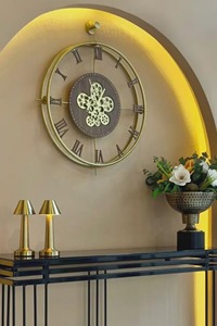 Horloge murale élégante en métal doré, idéale pour la décoration murale d'occasions spéciales, l'aménagement intérieur de luxe et les cadeaux haut de gamme, provenant d'Inde. - Product Image 3