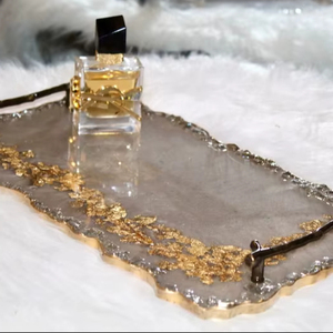 Plateau de service en résine géode fait main et peint à la main avec poignées dorées et bord en verre, plateau décoratif personnalisable - Product Image 1