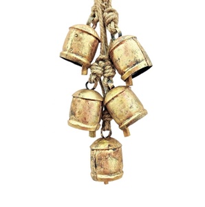 Campanas de vaca de hojalata rústicas indias vintage hechas a mano, 5 unidades, con cuerda, para decoración de pared, decoración festiva, al mejor precio - Product Image 1