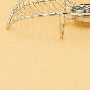 Unique <b>Silver</b> <b>Wire</b> Mesh Candle Holder Shaped Like A Leaf With A Central Holder And Stable Stand For Modern Table Decoration - Product Image 5