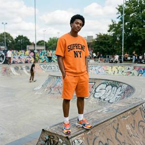 Conjunto de Dos Piezas de Verano para Hombre con Logotipo Personalizado, Camiseta de Manga Corta Transpirable de Felpa y Pantalones Cortos Deportivos Color Naranja - Product Image 4