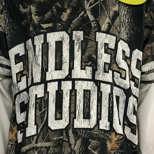 Camiseta de Manga Corta con Camuflaje Endless Studios para Hombre, Estilo Urbano, Cuello Redondo, Estampado, Corte Regular, Ribete en Contraste - Product Image 3