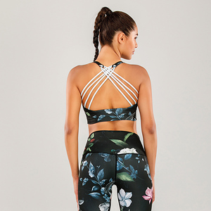 Soutien-gorge de sport imprimé floral pour femme, haut court de fitness à maintien élevé, noir avec fleurs rouges et blanches - Product Image 4