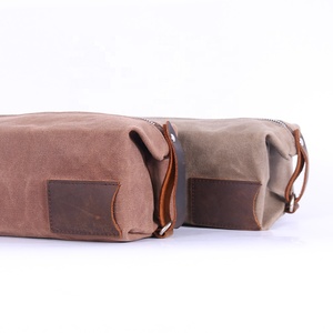 Sac de toilette de voyage pour homme en cuir marron avec logo personnalisé. - Product Image 3