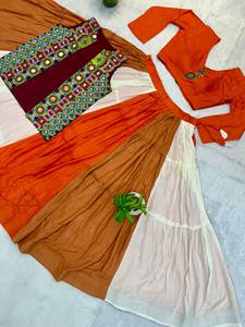 Conjunto Premium de Lehenga Choli Gujarati para Navratri con Koti con Decoración de Espejos |   Lehenga de Rayón Puro de 7 Metros con Vuelo - Product Image 5