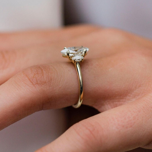 Bague de fiançailles en or jaune 10K massif avec 3 moissanites taille marquise, style Art Déco vintage, bague trilogie à trois pierres - Product Image 2