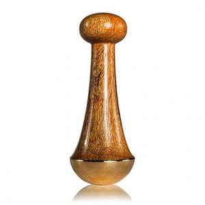 Varita Kansa, herramienta de belleza ayurvédica para masaje facial, con extremos de metal bronce de doble cara y mango de madera de teca, ligera y hecha a mano. - Product Image 1