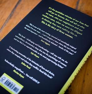 สามหญิงสาว โดย ลิซ่า ทาเดโด หนังสือปกอ่อน ความสัมพันธ์ทางอารมณ์ หนังสือสารคดีร่วมสมัยเกี่ยวกับผู้หญิง หนังสือขายดีสำหรับผู้ใหญ่ - Product Image 2
