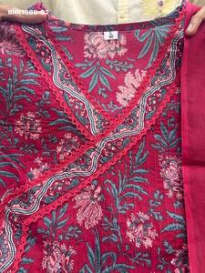 Ensemble Kurti-Pant Anarkali et Dupatta en coton Jaipuri imprimé et orné de travail Katha, au meilleur prix de gros - Product Image 4