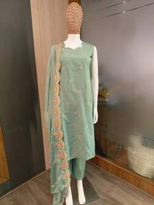 Fournisseur en gros de robes décontractées et festives, achat en gros de vêtements pour femmes, mode élégante indienne et pakistanaise, haut, bas et dupatta 85069 - Product Image 2