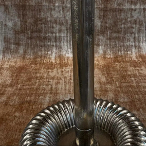 Table de bar moderne avec base texturée côtelée, plateau poli, design de piétement stable, gain de place, pièce d'appoint pour intérieurs élégants - Product Image 4