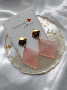 Boucles d'oreilles en résine rose scintillante faites à la main, clous carrés dorés, bijoux tendance, cadeau pour la Saint-Valentin - Product Image 4