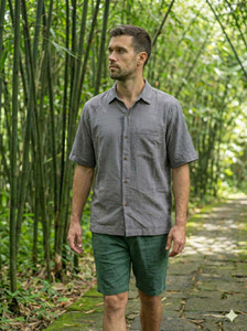 เสื้อเชิ้ตแขนสั้นผ้าฝ้ายลินินสีเทาสำหรับผู้ชาย งานฝีมือระดับพรีเมียมสำหรับฤดูร้อน ลำลอง ติดกระดุม คอคิวบา ระบายอากาศได้ดี - Product Image 1