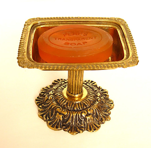 Jabonera antigua de latón con un tallo de filigrana detallado y una base rectangular robusta. Disponible a precios de mayorista. - Product Image 5