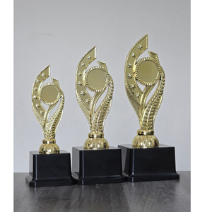 Trofeo de Plástico Personalizado con Forma Moderna para Eventos Deportivos y Culturales - Product Image 1