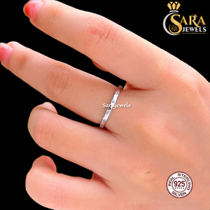 Anillo de eternidad de acero inoxidable chapado en rodio de Sara Jewels con piedras redondas de circonia cúbica creada en laboratorio para compromiso. - Product Image 5