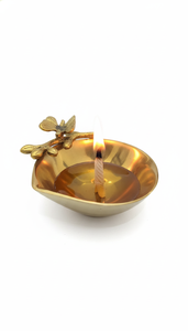 Lampe à huile traditionnelle en laiton, Diya ronde avec décor floral, artisanat métallique pour les cérémonies religieuses de Diwali, Noël et Ramadan - Product Image 2