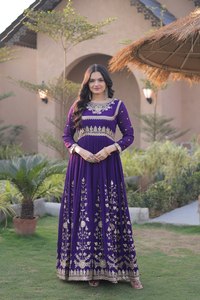 ชุดเดรส Anarkali ดีไซน์หรูหราสำหรับผู้หญิง ผ้าจอร์เจตต์ลายดอกไม้ประดับด้วยงานปักดิ้นทองและเลื่อม พร้อมกางเกงและผ้าคลุมไหล่ - Product Image 2