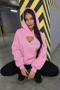 Sweat à capuche tendance pour femme avec découpe en forme de cœur, logo personnalisé en strass sur la poitrine, style streetwear, fournisseur de sweats à capuche pour femme - Product Image 3