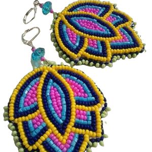 เครื่องประดับแฟชั่น Pearl Center ต่างหูปักลายประดับลูกปัด สไตล์โดดเด่น เหมาะสำหรับงานปาร์ตี้ โดย MD HANDICRAFTS - Product Image 1